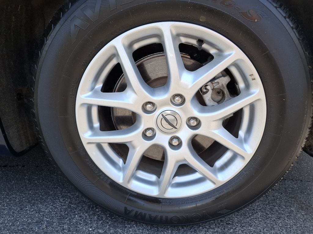 Photo 12 of this CHRYSLER PACIFICA