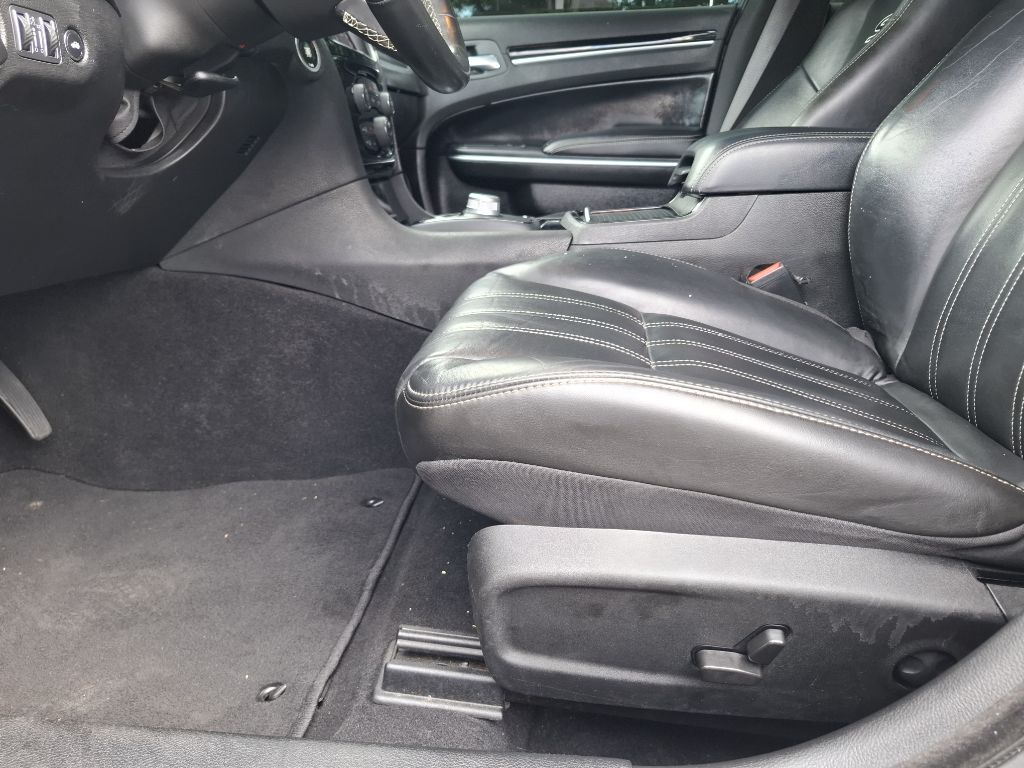 Photo 8 of this CHRYSLER 300