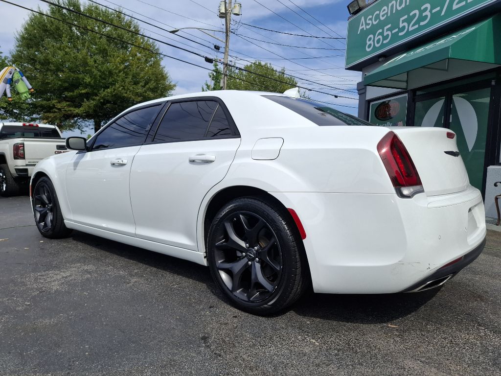 Photo 4 of this CHRYSLER 300