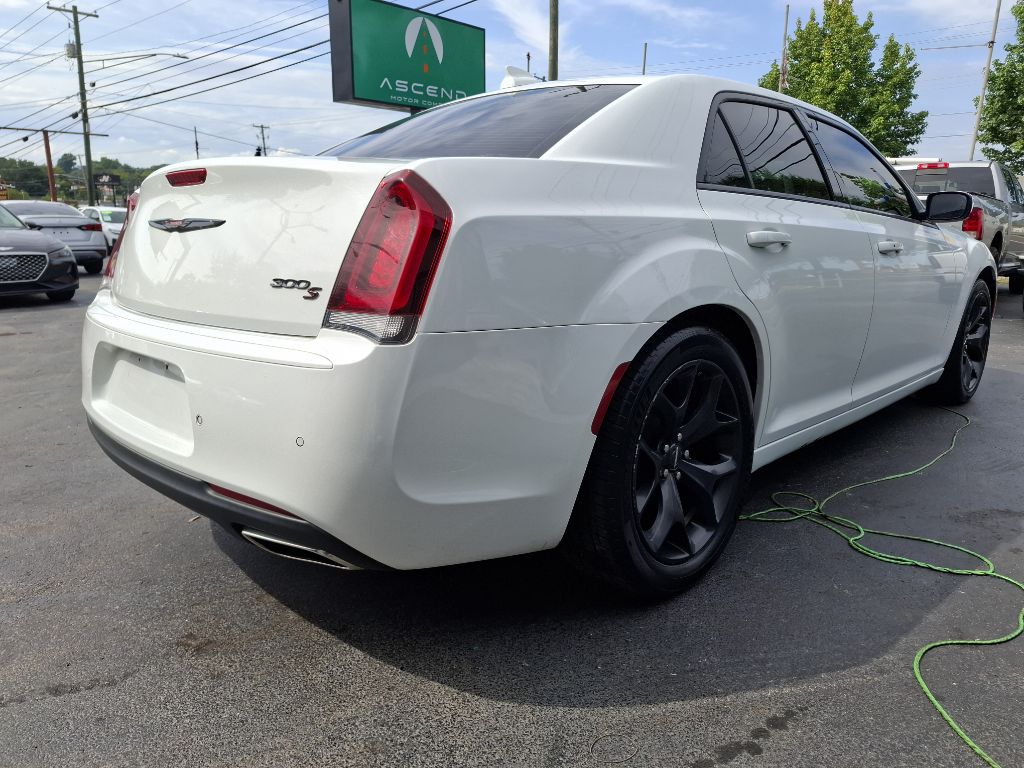Photo 3 of this CHRYSLER 300