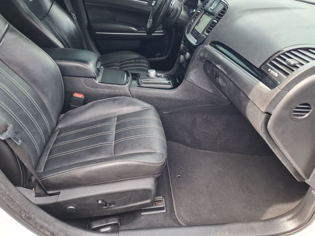 Photo 10 of this CHRYSLER 300