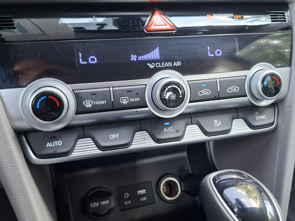 Photo 13 of this HYUNDAI ELANTRA