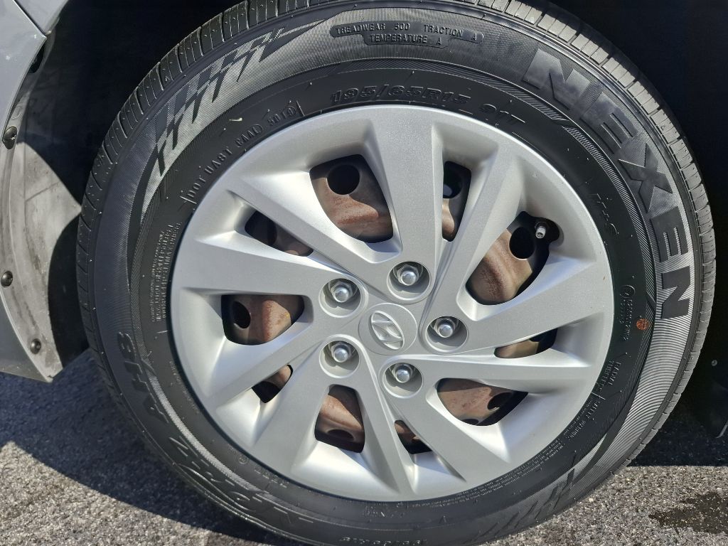 Photo 7 of this HYUNDAI ELANTRA