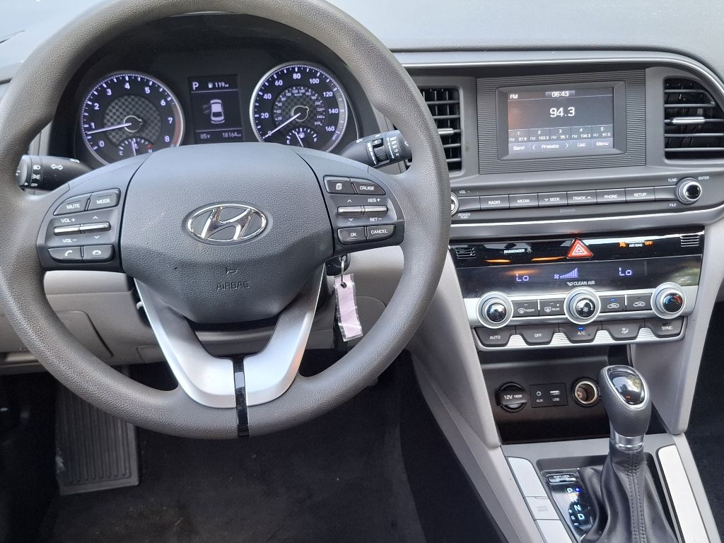 Photo 11 of this HYUNDAI ELANTRA