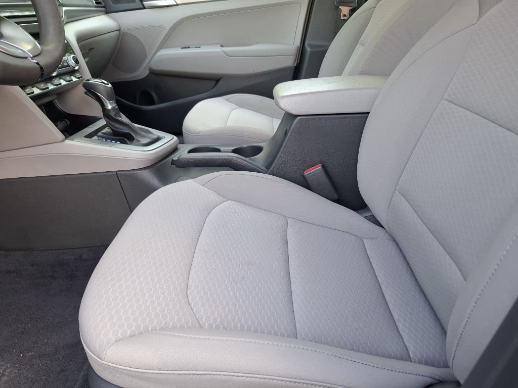 Photo 12 of this HYUNDAI ELANTRA