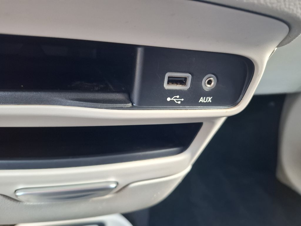 Photo 14 of this CHRYSLER VOYAGER