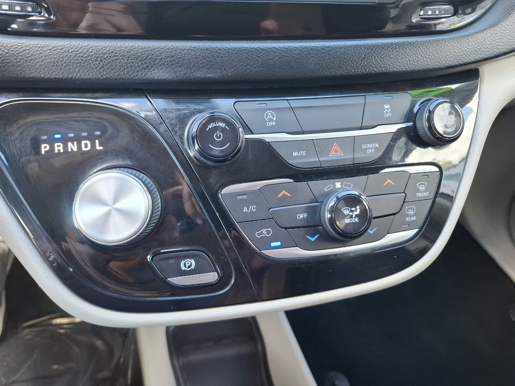 Photo 13 of this CHRYSLER VOYAGER