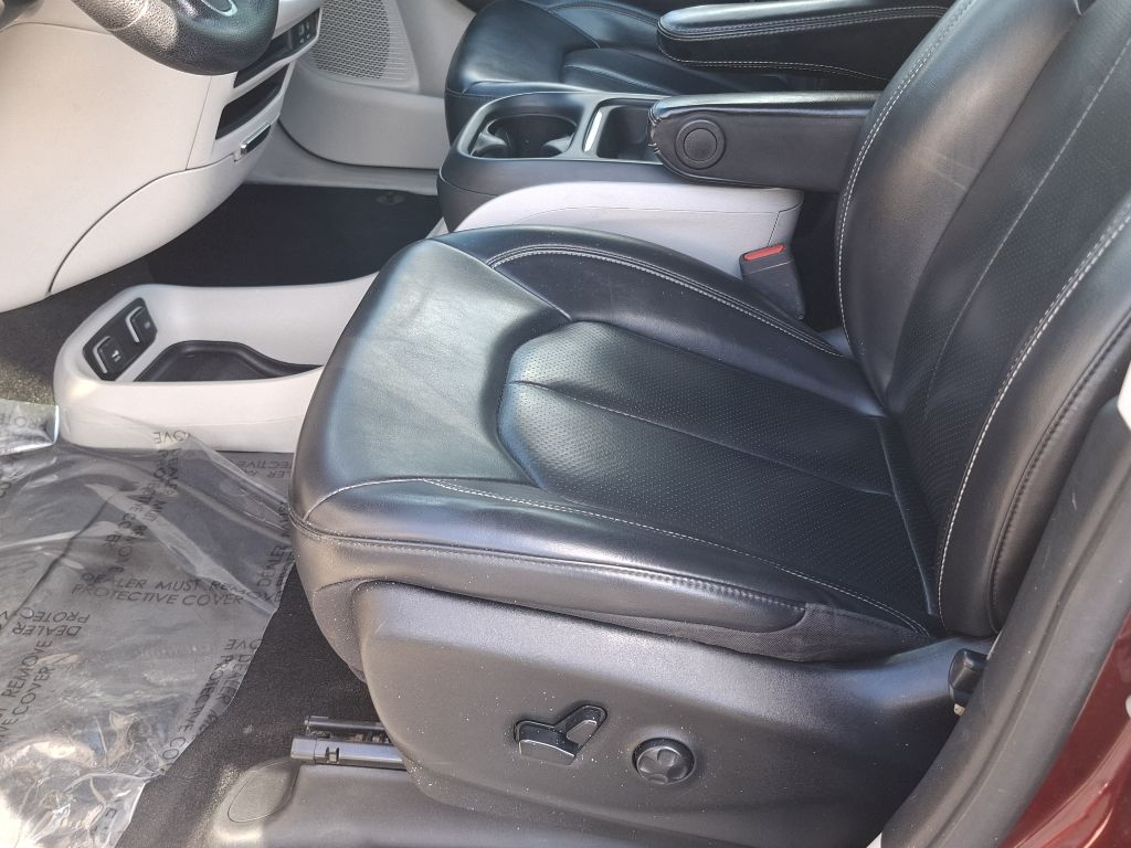Photo 6 of this CHRYSLER VOYAGER