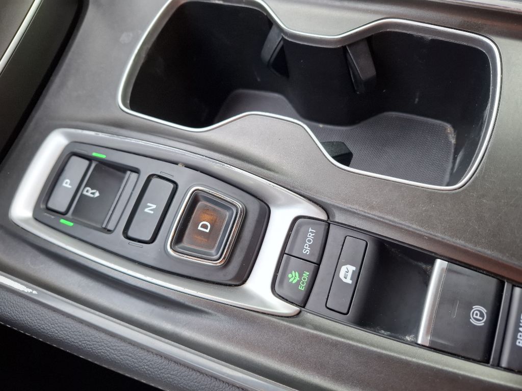 Photo 18 of this HONDA ACCORD HYBRID