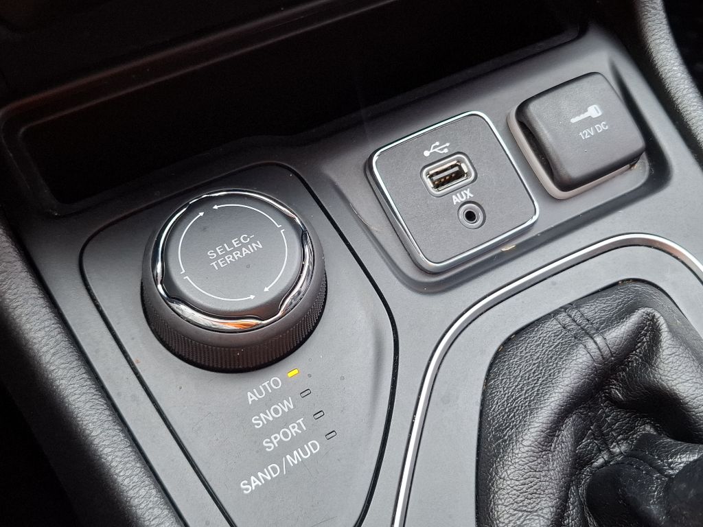 Photo 16 of this JEEP CHEROKEE