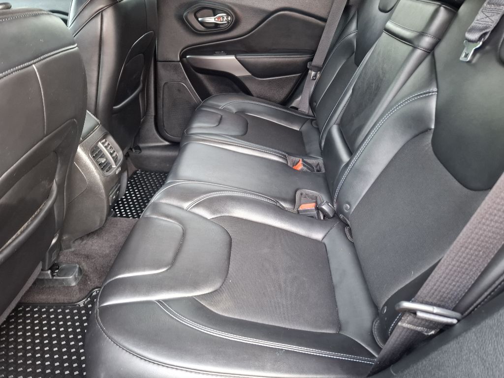 Photo 10 of this JEEP CHEROKEE