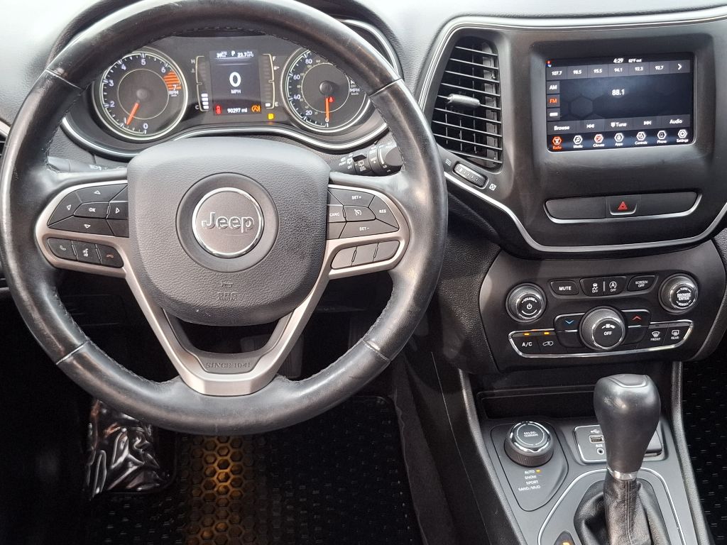 Photo 9 of this JEEP CHEROKEE