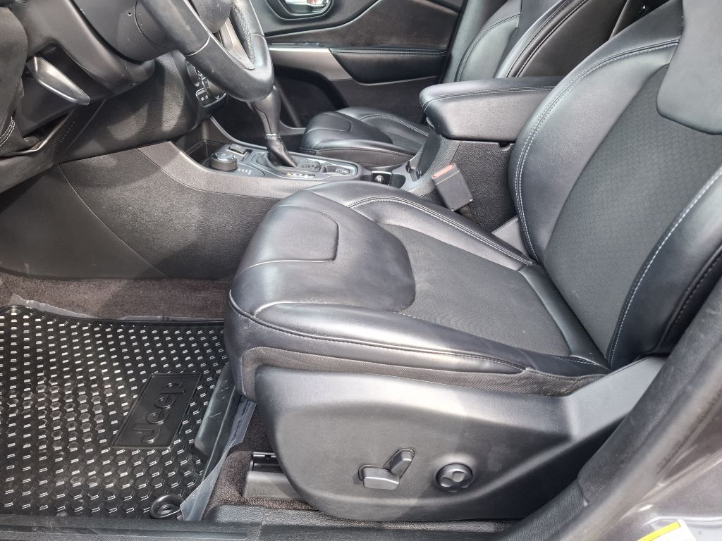 Photo 12 of this JEEP CHEROKEE