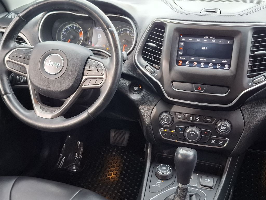 Photo 2 of this JEEP CHEROKEE