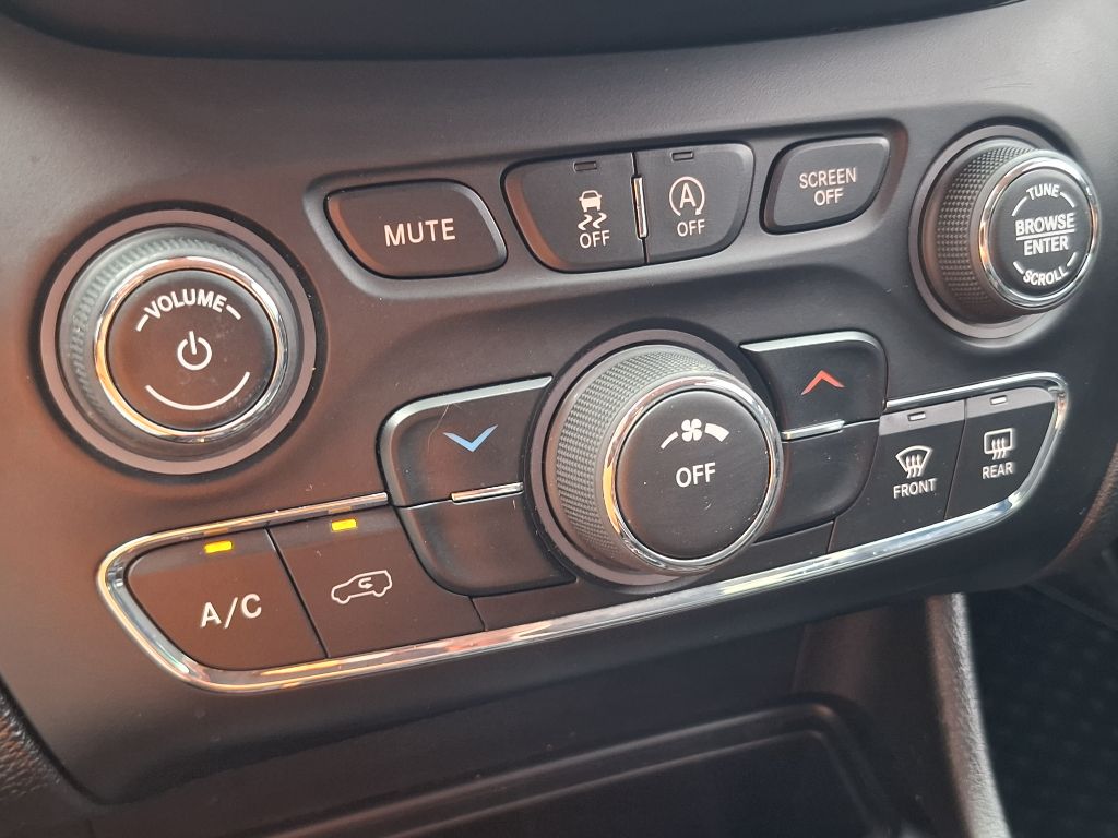 Photo 15 of this JEEP CHEROKEE
