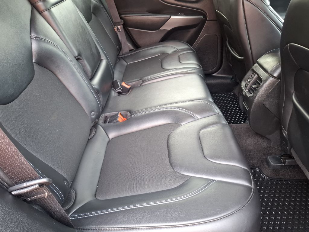 Photo 8 of this JEEP CHEROKEE