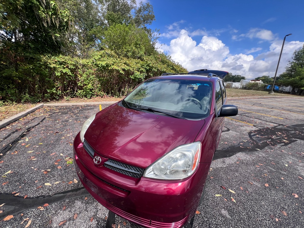 2004 Toyota Sienna LE photo 2