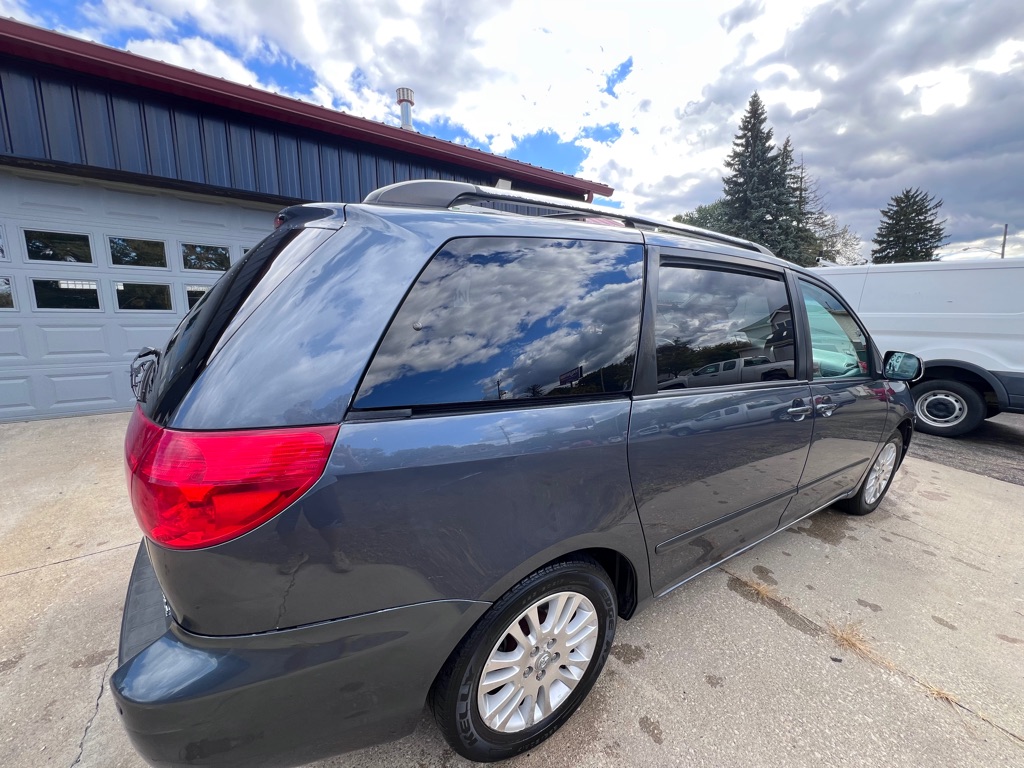 2008 Toyota Sienna XLE photo 4