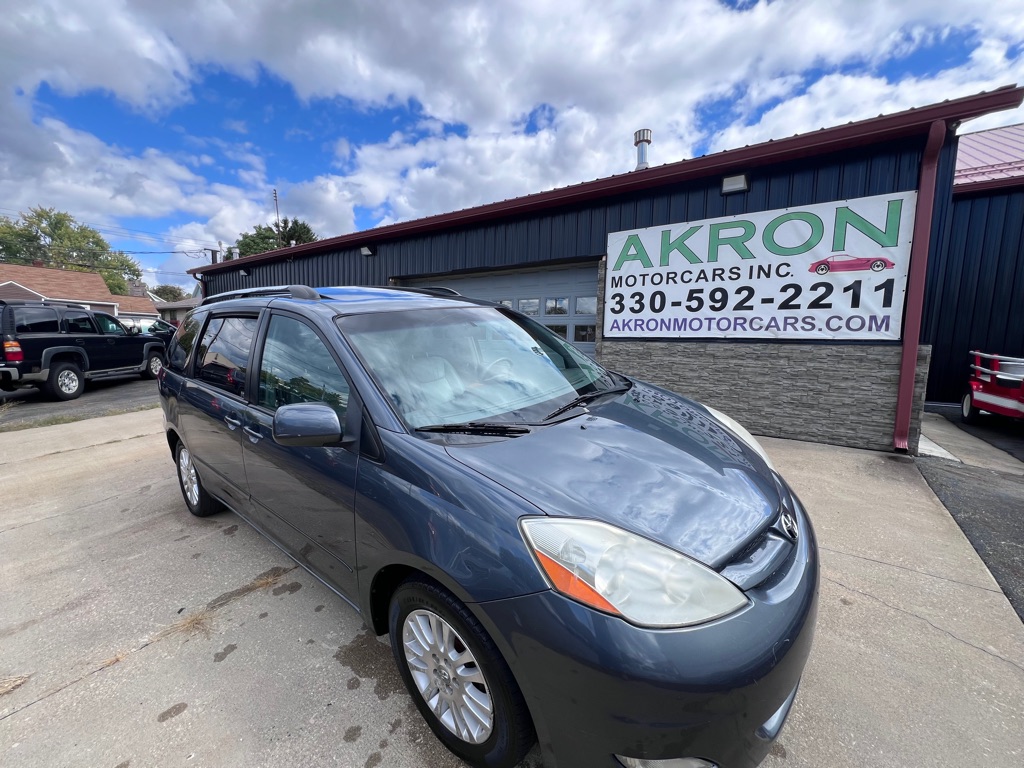 2008 Toyota Sienna XLE photo 2