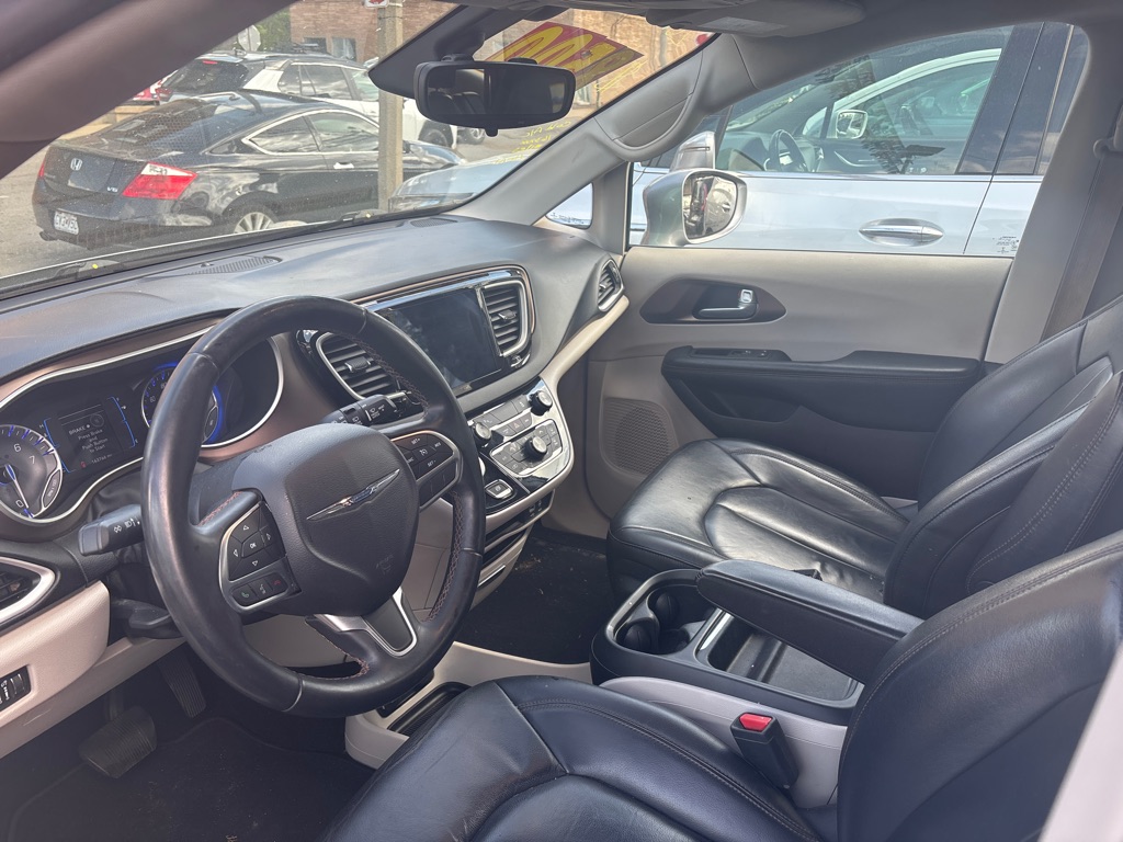 Photo 7 of this CHRYSLER PACIFICA