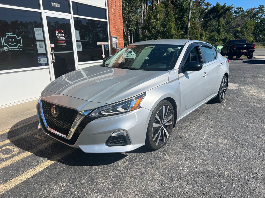 2022 Nissan Altima SR's photo