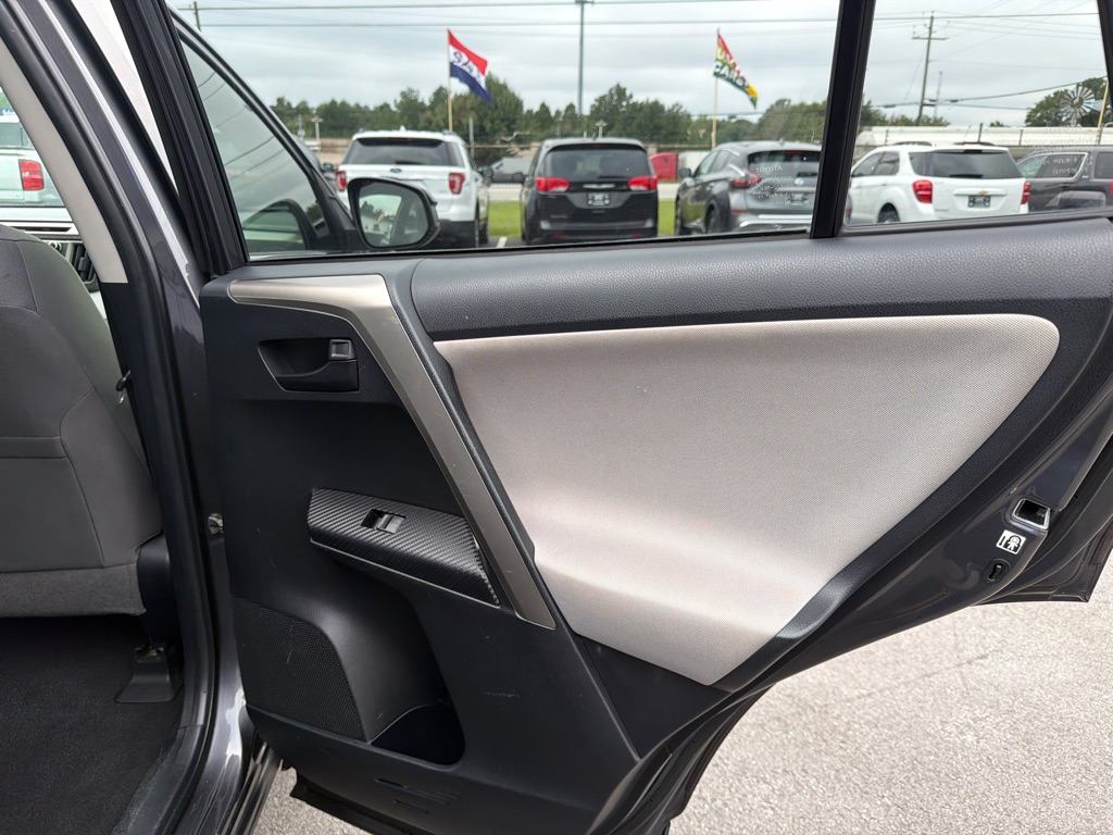 Photo 15 of this TOYOTA RAV4 LE