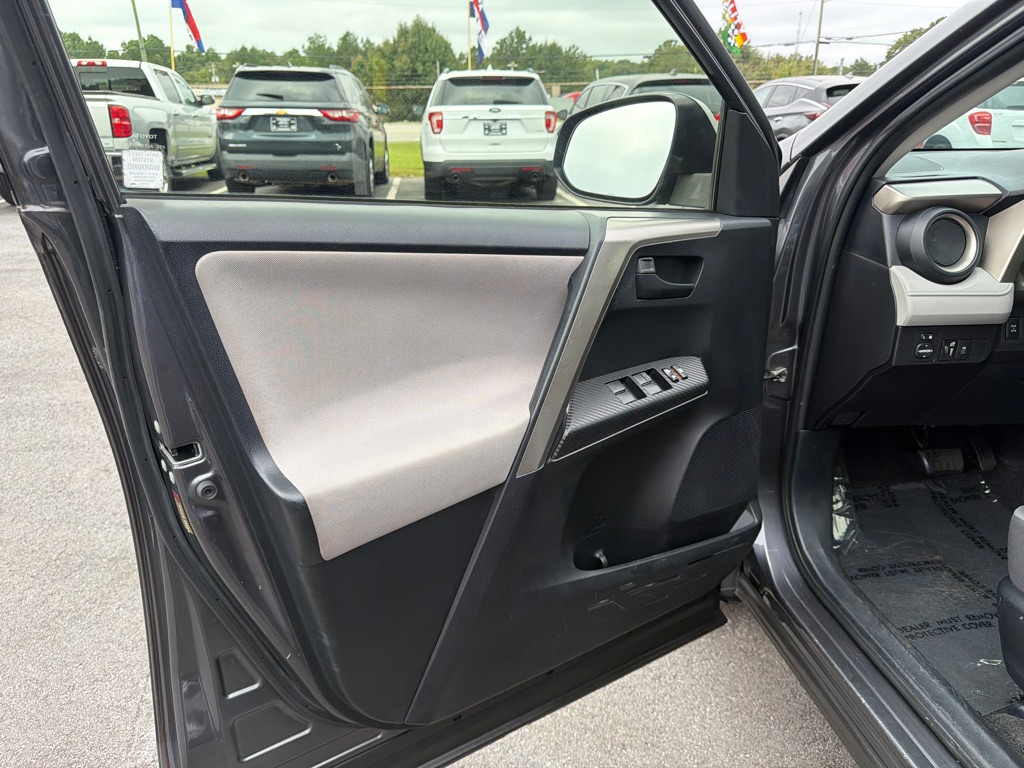 Photo 11 of this TOYOTA RAV4 LE