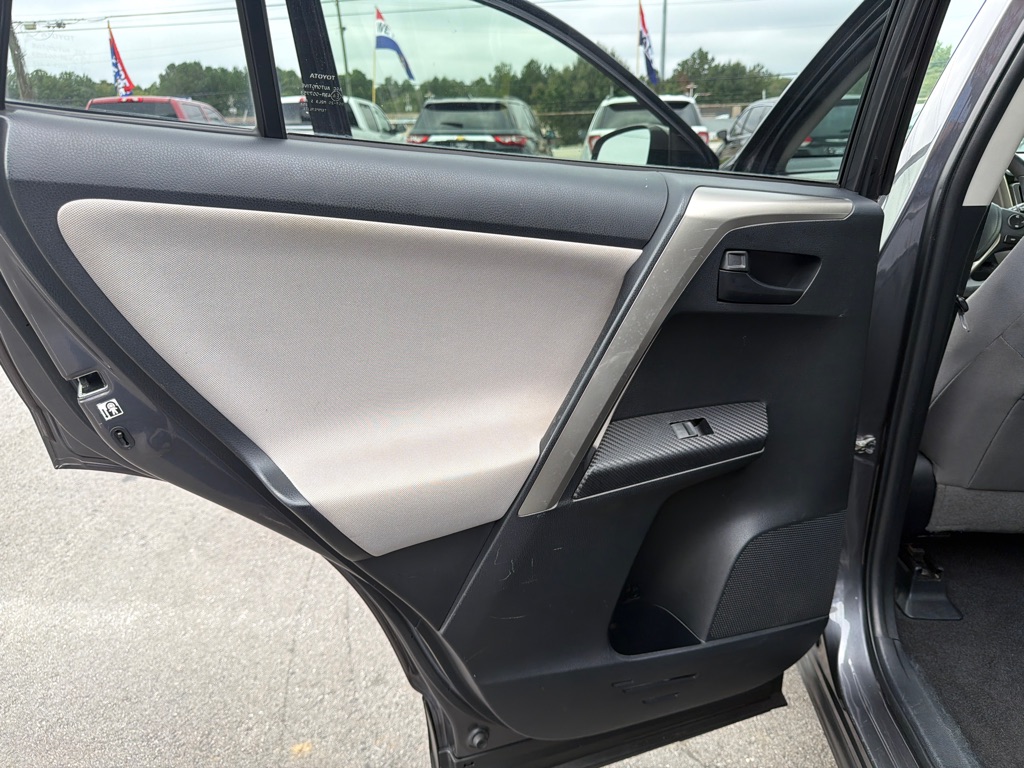 Photo 12 of this TOYOTA RAV4 LE