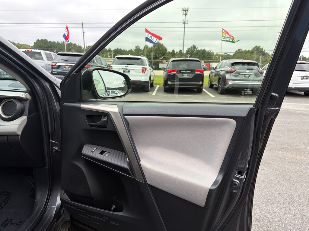 Photo 17 of this TOYOTA RAV4 LE