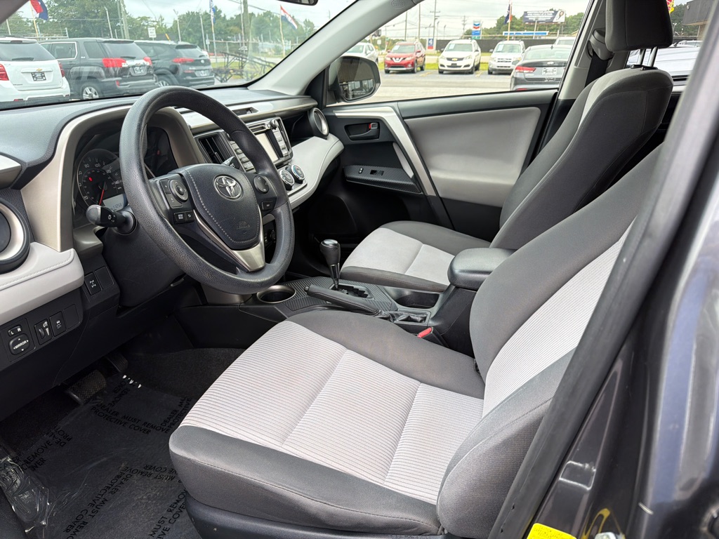 Photo 9 of this TOYOTA RAV4 LE