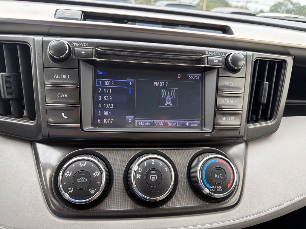 Photo 20 of this TOYOTA RAV4 LE