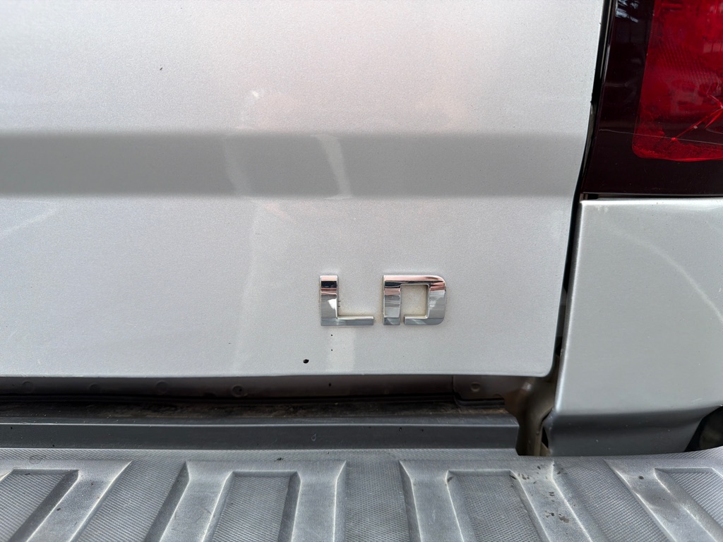Photo 10 of this CHEVROLET SILVERADO LD 15