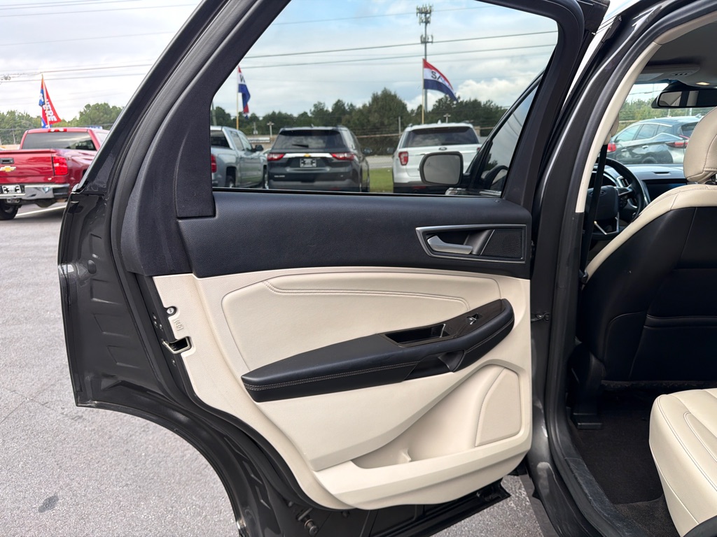 Photo 10 of this FORD EDGE