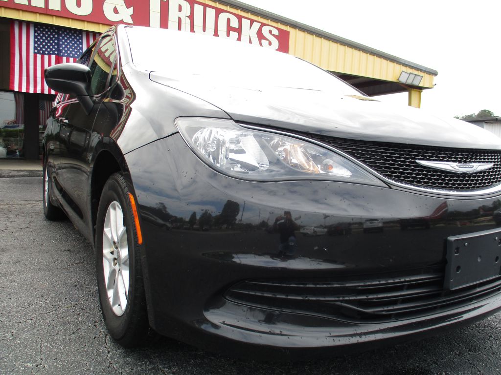 Photo 10 of this CHRYSLER PACIFICA