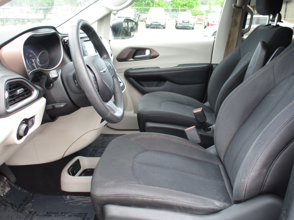 Photo 14 of this CHRYSLER PACIFICA