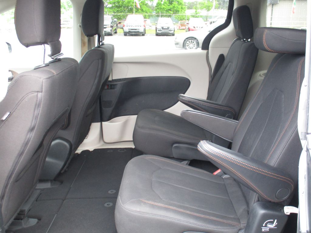 Photo 15 of this CHRYSLER PACIFICA