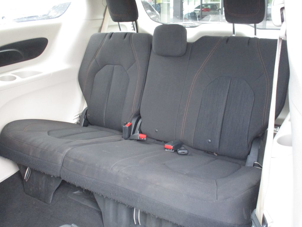 Photo 16 of this CHRYSLER PACIFICA