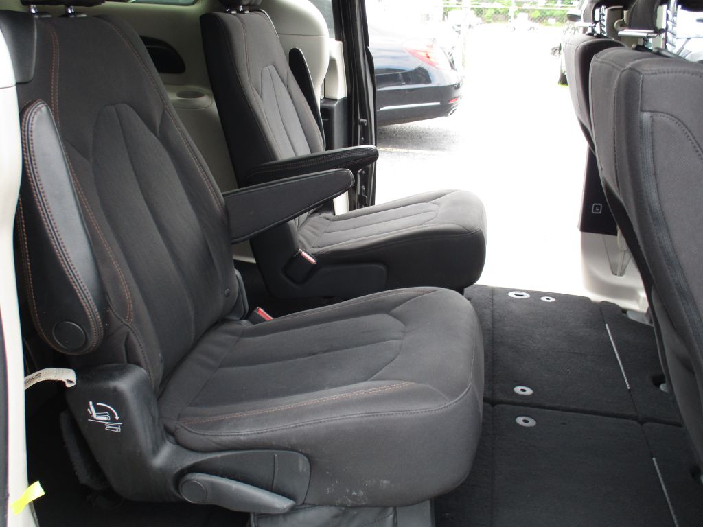 Photo 17 of this CHRYSLER PACIFICA