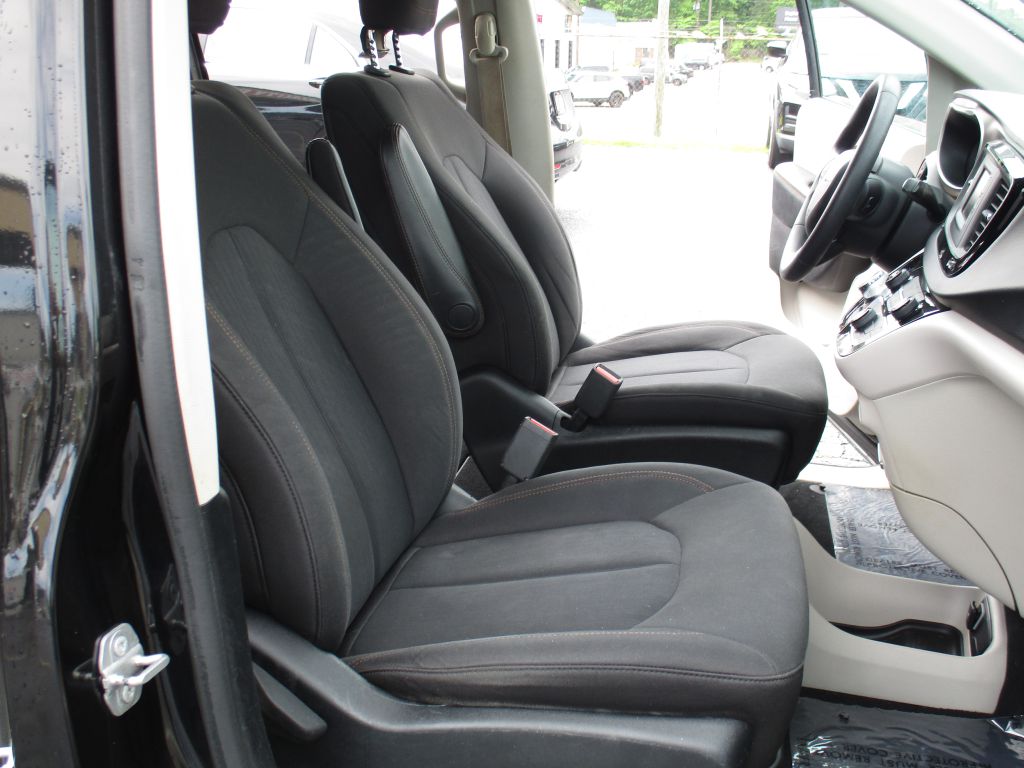 Photo 19 of this CHRYSLER PACIFICA
