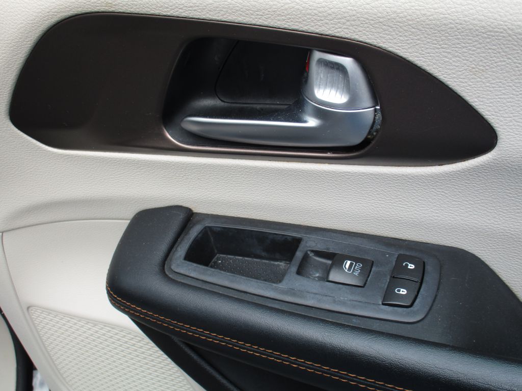 Photo 21 of this CHRYSLER PACIFICA