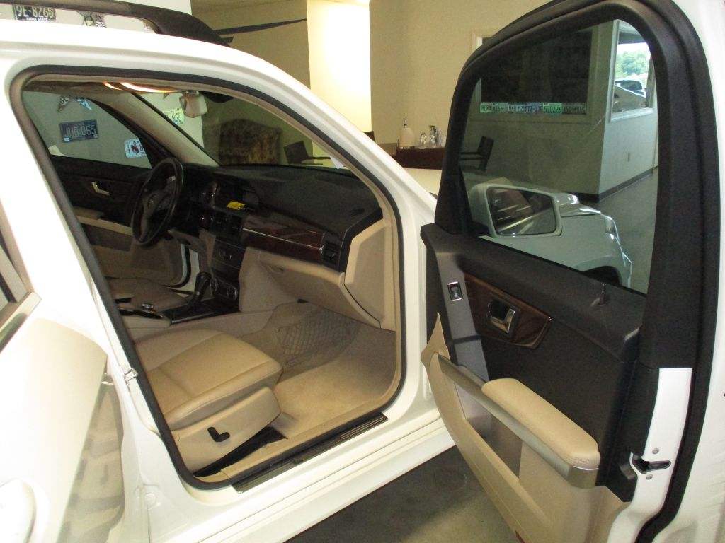 Photo 9 of this MERCEDES-BENZ GLK 350