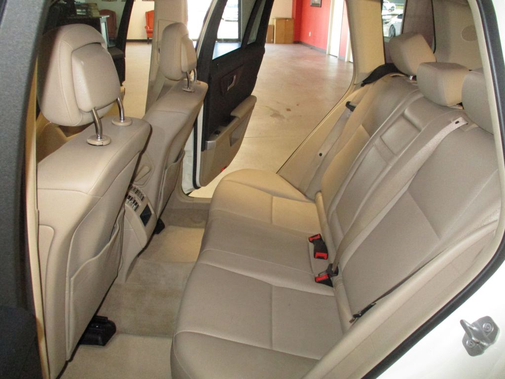 Photo 18 of this MERCEDES-BENZ GLK 350