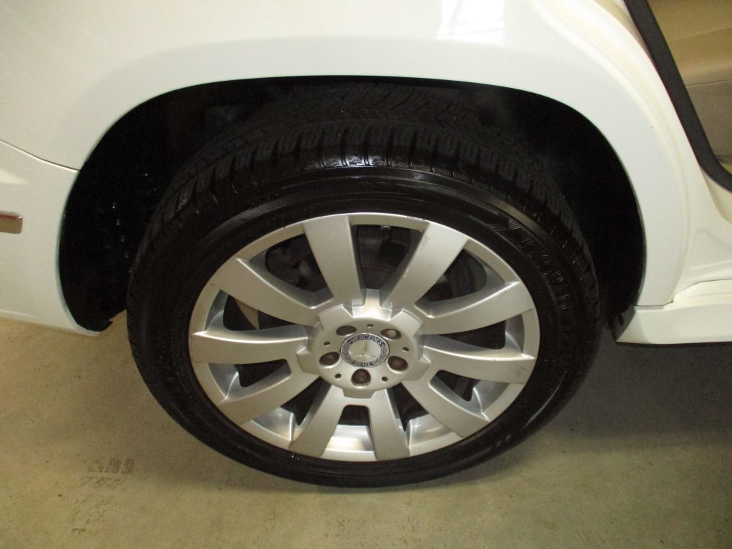 Photo 22 of this MERCEDES-BENZ GLK 350