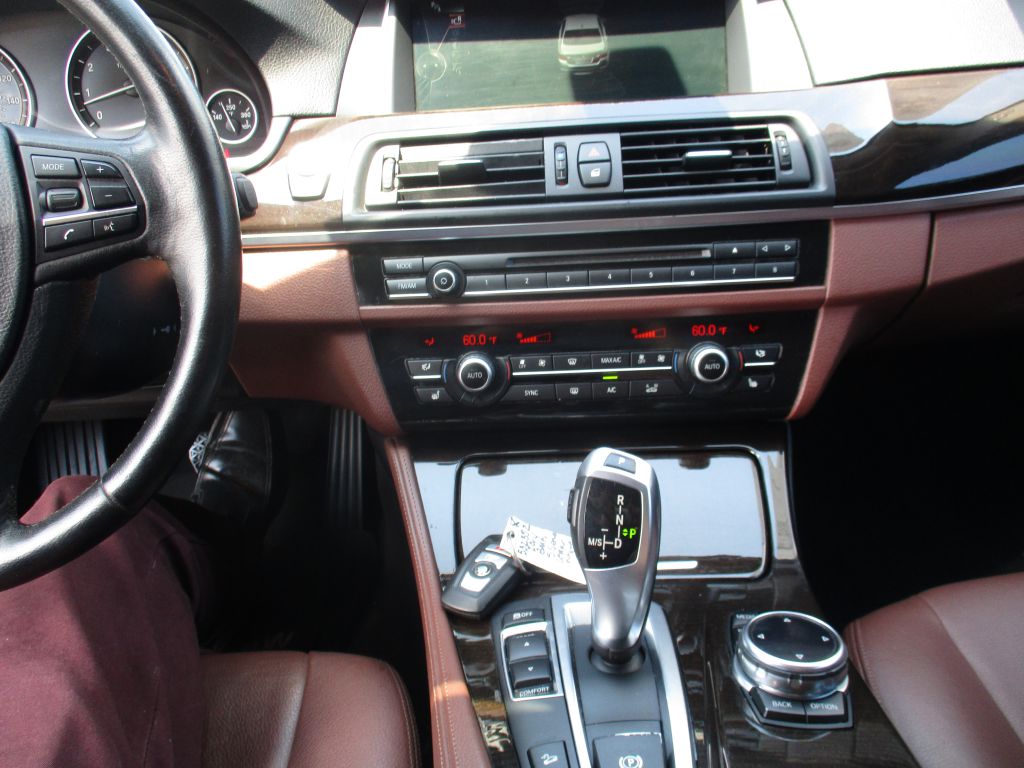 Photo 12 of this BMW 5 SERIES