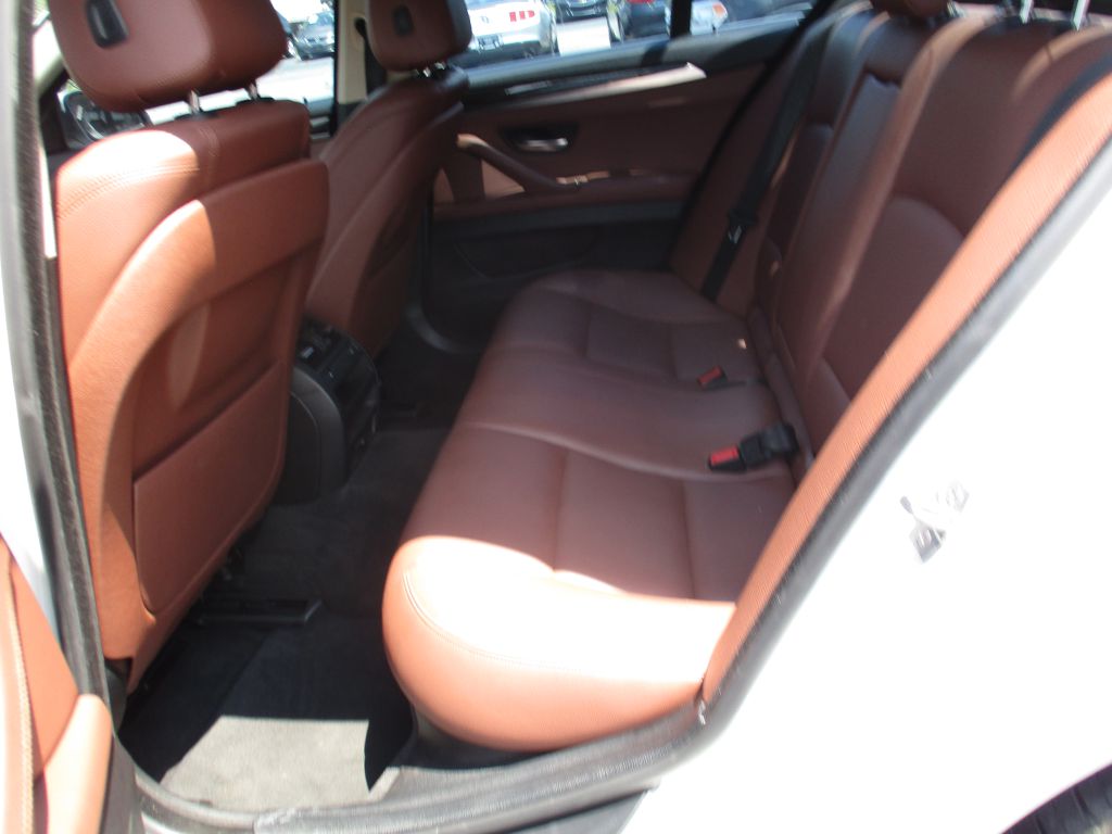 Photo 17 of this BMW 5 SERIES