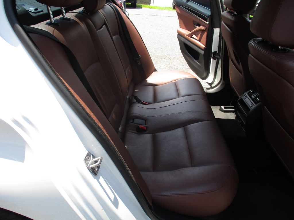 Photo 18 of this BMW 5 SERIES