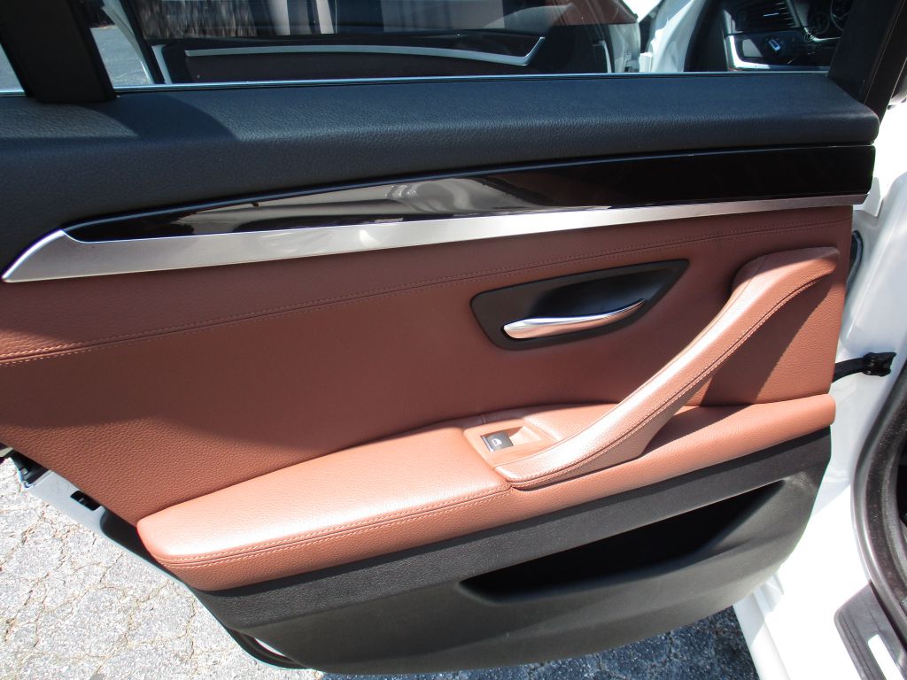 Photo 21 of this BMW 5 SERIES