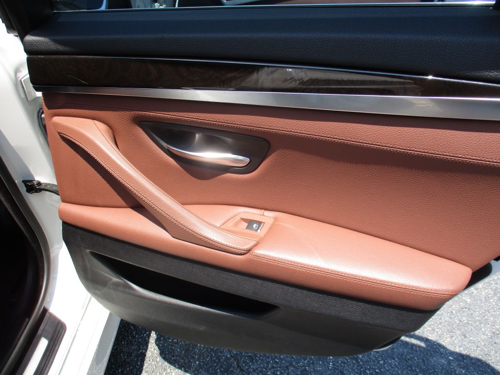Photo 22 of this BMW 5 SERIES