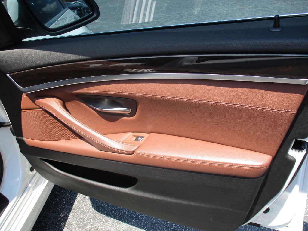 Photo 23 of this BMW 5 SERIES