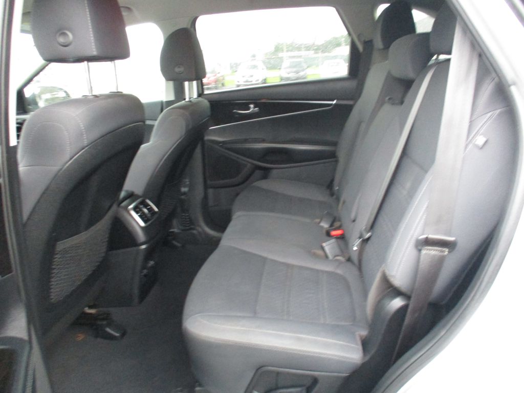 Photo 18 of this KIA SORENTO V-6